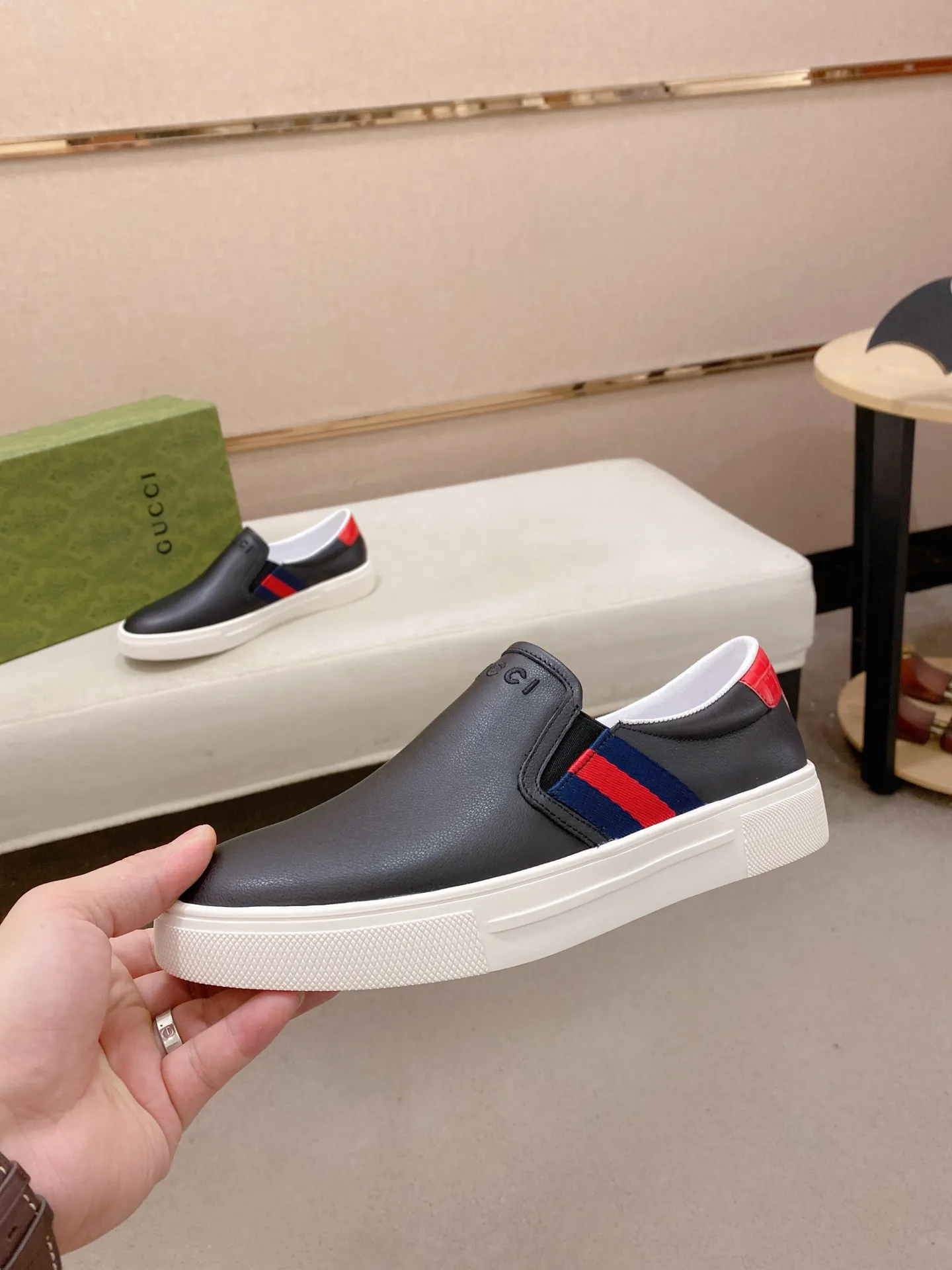 Men's shoes 💰 462💰The new GUCCI (Gucci) counters are launched simultaneously. The new men's shoes, 😘fabrics are selected from imported cowhide, and the lining is sheepskin lining. 👍🏿 High-end ☄️ air-cushion molded anti-slip rubber outsole, exquisite lines, simple and elegant, comfortable and high-end for leisure travel. Code number: 38 to 44 (45 can be customized and cannot be returned or exchanged)